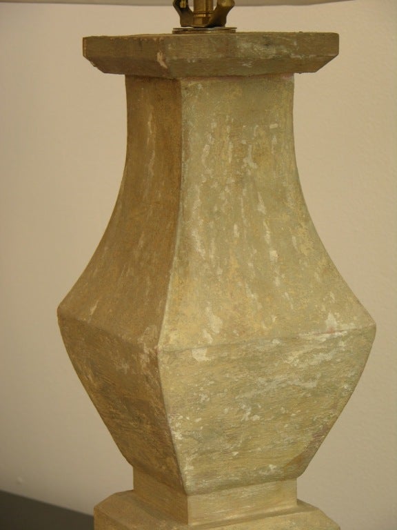 Paar französische Baluster-Holzlampen im Shabby-Chic-Stil aus den 1920er Jahren (Gemalt) im Angebot