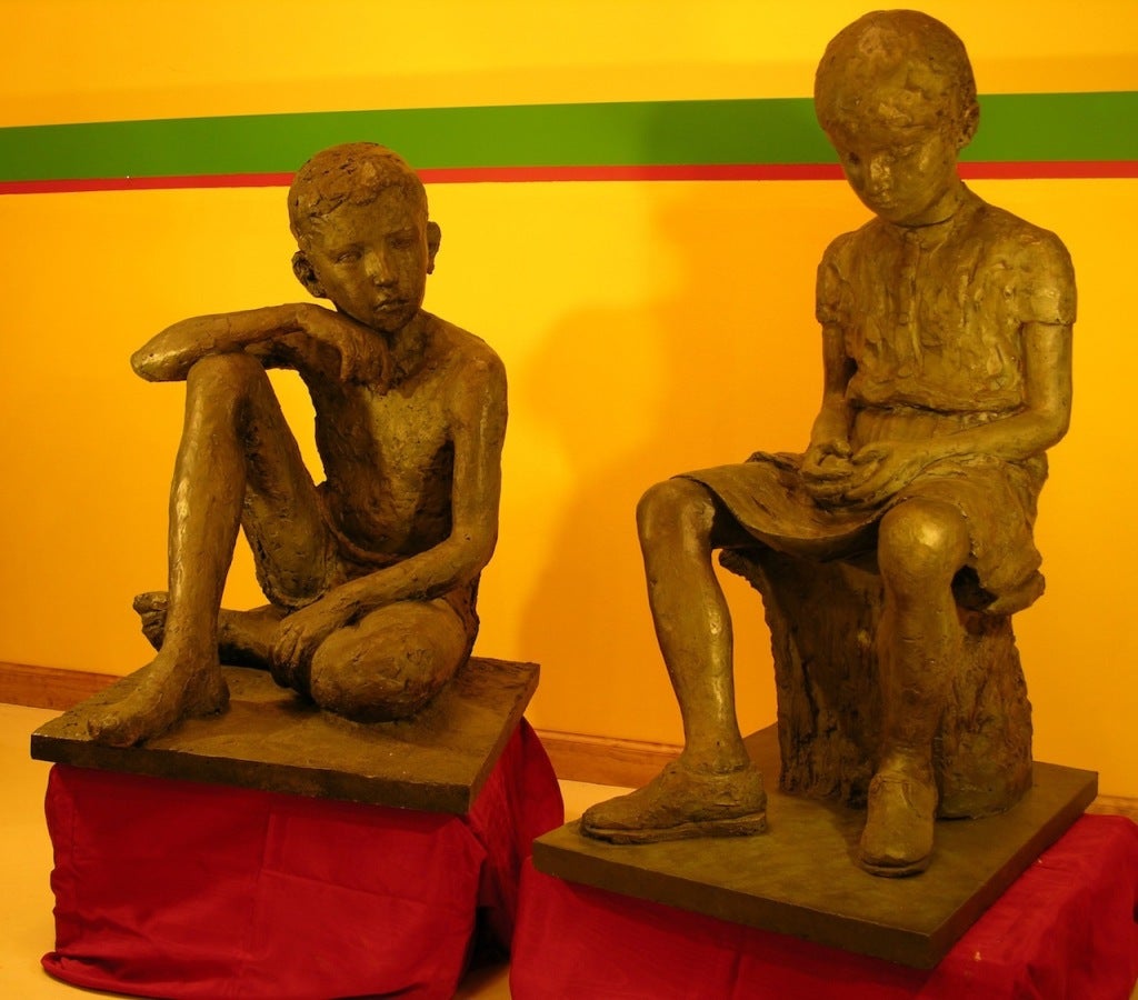 Antike französische Kinderskulpturen in Lebensgröße aus den 1930er Jahren in Bronze-Finish (Französisch) im Angebot