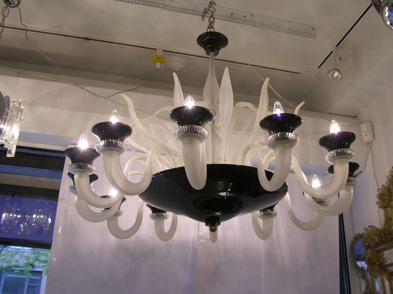 1970s Italian Black and White Sophisticated Chandelier Attributed to Seguso Viro