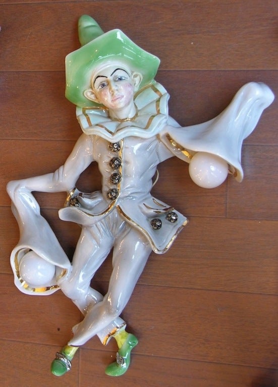 Ein farbenfrohes Paar von Wandleuchten aus venezianischer Keramik in Form der Figur Pulcinella, mit umfangreichen Details, Goldrändern für die Kleidung, Silberverzierungen in den Schuhen und exquisit handbemalt, jede mit einem anderen Ausdruck und
