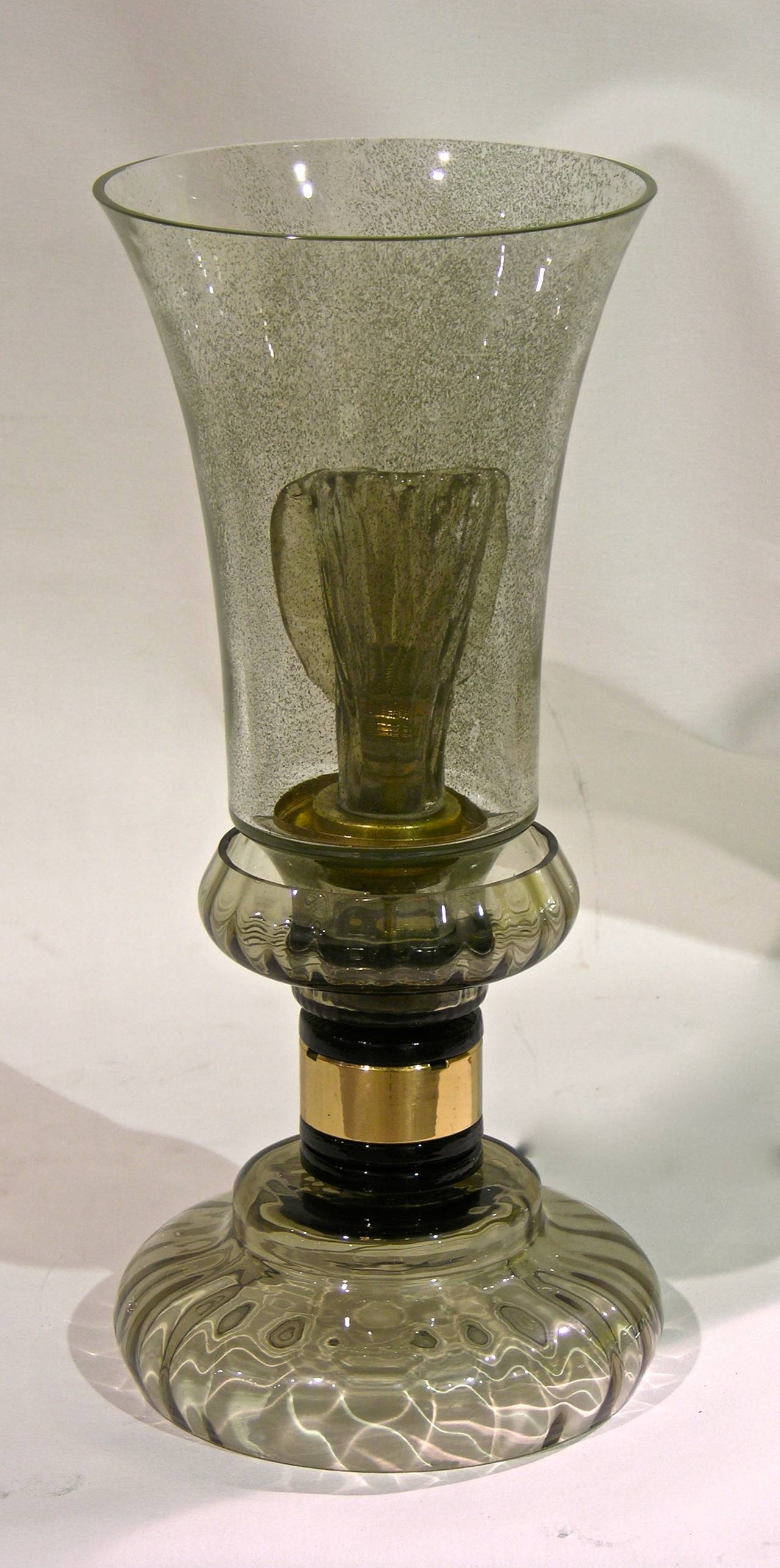 Une très élégante paire de lampes de table en verre soufflé de Murano par Cenedese dans une couleur très rare, un gris fumé raffiné avec une touche de vert. Le corps supérieur évasé est travaillé avec des inclusions de poussière dans le verre,