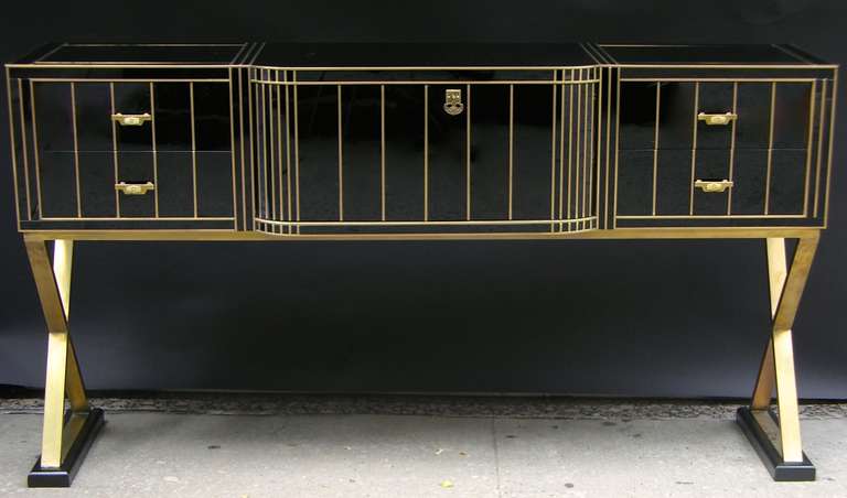 Sideboard aus schwarzem Glas auf gekreuzten Bronzebeinen, italienisches Design, 1970er Jahre