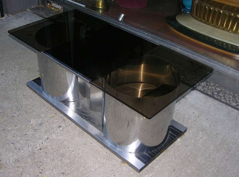 1970s Italian Chrome Coffee Table with Dry Bar Storage & Swivel Smoked Glass Top In Good Condition For Sale In New York, NY