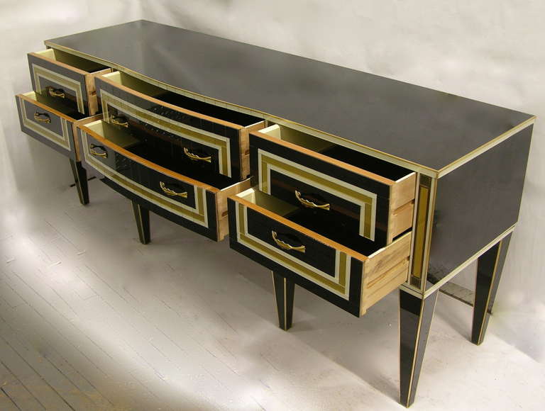 Italiano Credenza in vetro nero in stile Art Déco italiano anni '50 con inserti bianchi e bronzo in vendita