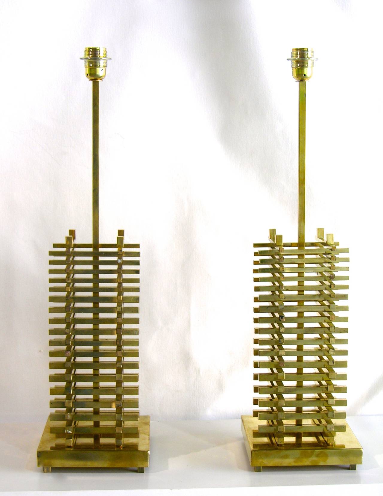 These grand size vintage Italian lamps in brass are entirely handcrafted and make a true statement, not only for the architectural design that recalls Romeo Rega's creations but also for the execution with the brass minimalist bars that are each of