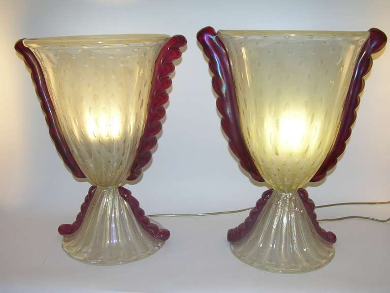 Barovier e Toso Grand Pair of Pearlized Murano Glass Lamps with Red Accents In Excellent Condition For Sale In New York, NY