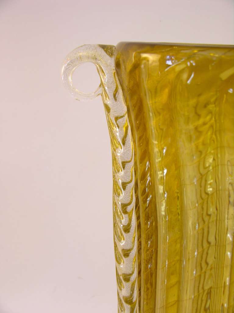 Pino Signoretto Romantic Italian Ribbed Murano Glass Vase Worked with Pure Gold In Excellent Condition In New York, NY