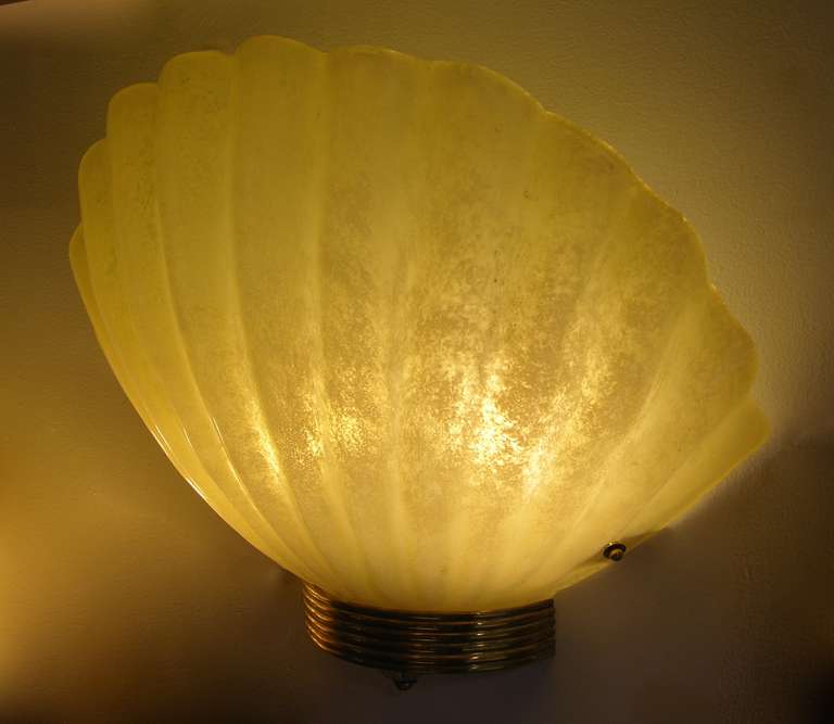 Hand-Crafted 1970s Art Deco Style Vintage Shell Sconces in Gold & White Murano Glass For Sale