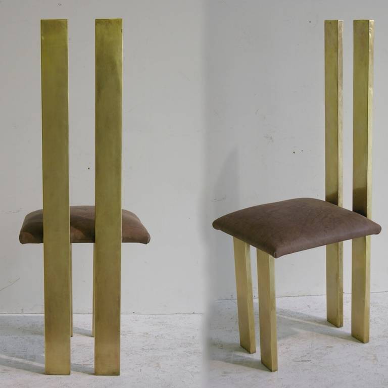 A very rare Minimalist Italian Design set of 6 chairs by Sandro Petti for L'Angolo Metallarte, 1970s - Rome.
Each chair, a sculptural Work of Art, has a striking H shaped structure in wood whole hand covered in bent bronze sheets. The bronze