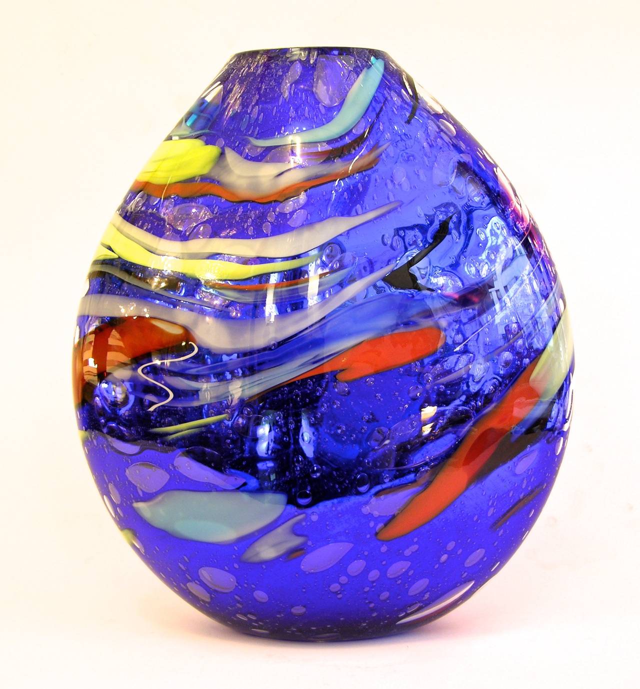 Italian Murano glass vase, contemporary Work of Art signed by Davide Dona.
The shape is unusual: ovoid and angled; the mouth blown execution is extraordinary. The very innovative decoration is achieved with a sophisticated blue overlaid in clear