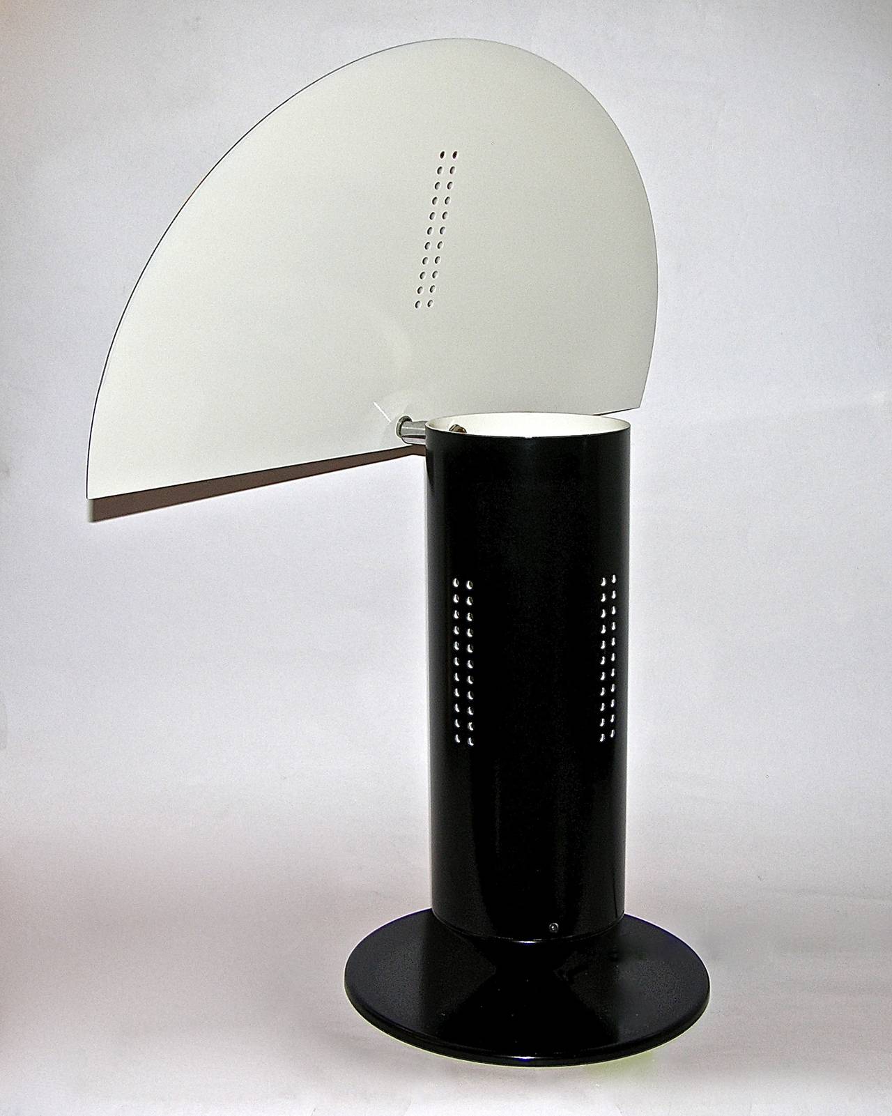 1970s rare pair of very interesting Italian lamps by Lumi in cold painted white and black metal. The innovation consists in a built-in pivoting fan shade that not only deflects the light but creates a totally new design of the lamp.
Can be