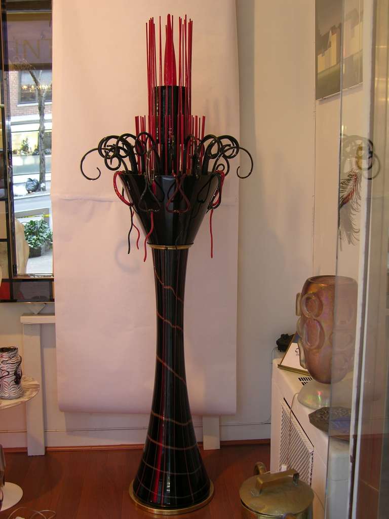 Ein einzigartiges Paar raffinierter skulpturaler Stehlampen, maßgefertigt aus Muranoglas, der exklusive mundgeblasene Stiel von höchster Qualität aus strukturiertem schwarzem Muranoglas ist mit roten Schlieren im Glas gearbeitet, die beleuchtete