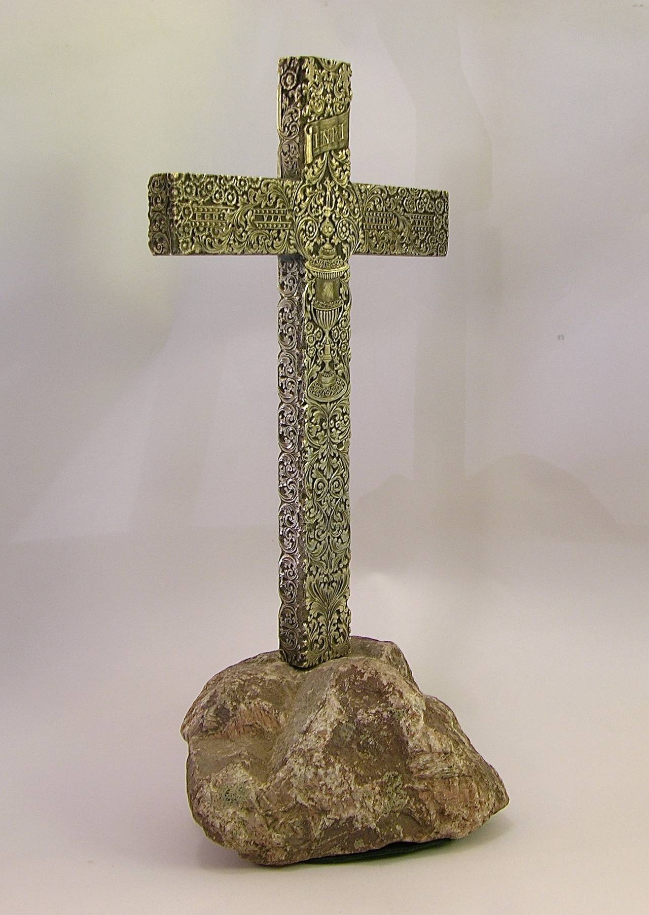 Rare cross in solid silver, a striking, finely crafted piece, whole hand chased and signed by the Florentine artist M. Giubbilei, with a chalice, figures, flowers and leaves with inscriptions on the front, all the stations of the cross on the back,