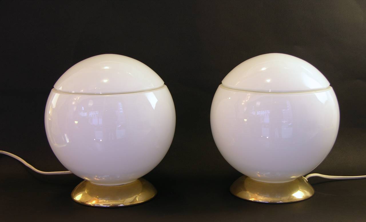 Glazed 1950s Italian Pair of Round Silk White Murano Glass Lamps by Res