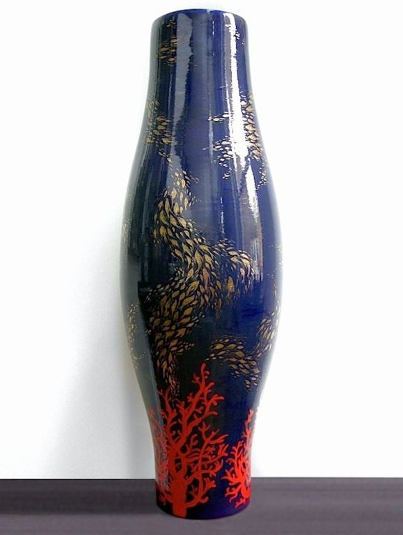 Un gran jarrón único de diseño mediterráneo en mayólica firmado por Ceramica Gatti para Cosulich Interiors, el estudio de cerámica favorito de Ettore Sottsass, decorado a mano con esmaltes de la más alta calidad y con un tema de vida marina: un