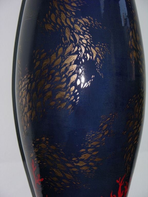 Jarrón moderno italiano monumental de cerámica dorada, roja y azul con decoración oceánica Moderno orgánico en venta