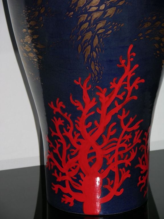 Jarrón moderno italiano monumental de cerámica dorada, roja y azul con decoración oceánica Italiano en venta