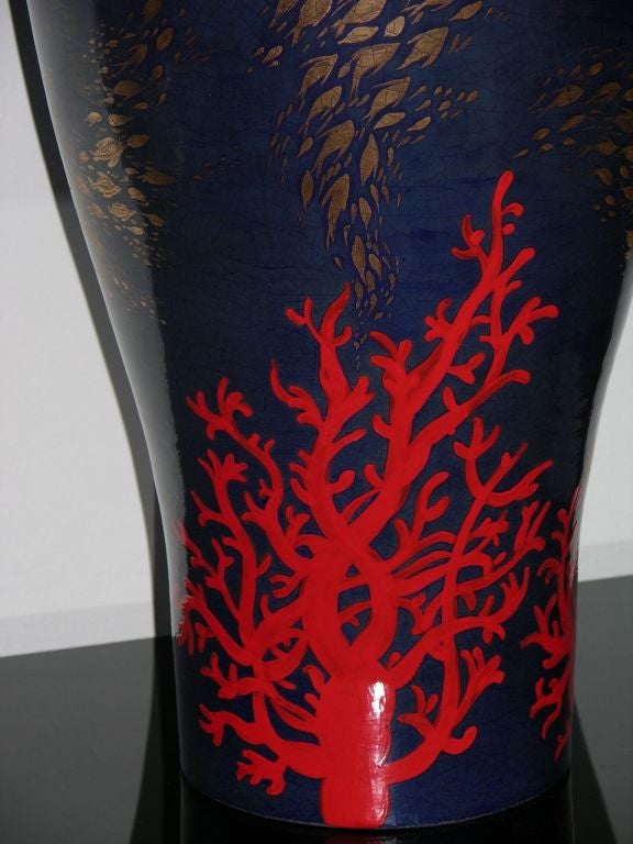 Peint à la main Vase monumental italien moderne sur mesure en céramique rouge, rouge et bleu avec décor océanique en vente