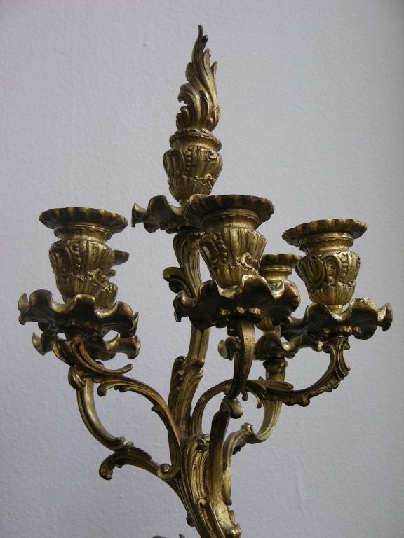 1870 Antique French Coppia di candelabri Napoleone III in bronzo e Ormolu In condizioni ottime in vendita a New York, NY
