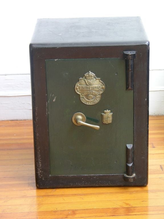 Antiker englischer Tresor aus dem 19. Jahrhundert von E. Hipkins & Co. aus Kateshill Works, Dudley, West Midlands, UK; mit Bronzeplakette auf der Vorderseite und Wappen, das das Schlüsselloch verdeckt. Die Tür ist 4