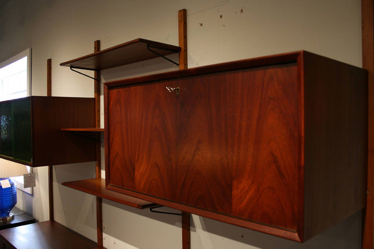 Danish Mid Century Modern Teak Wall System Shelving Bar Cabinet In Excellent Condition In Vancouver, BC