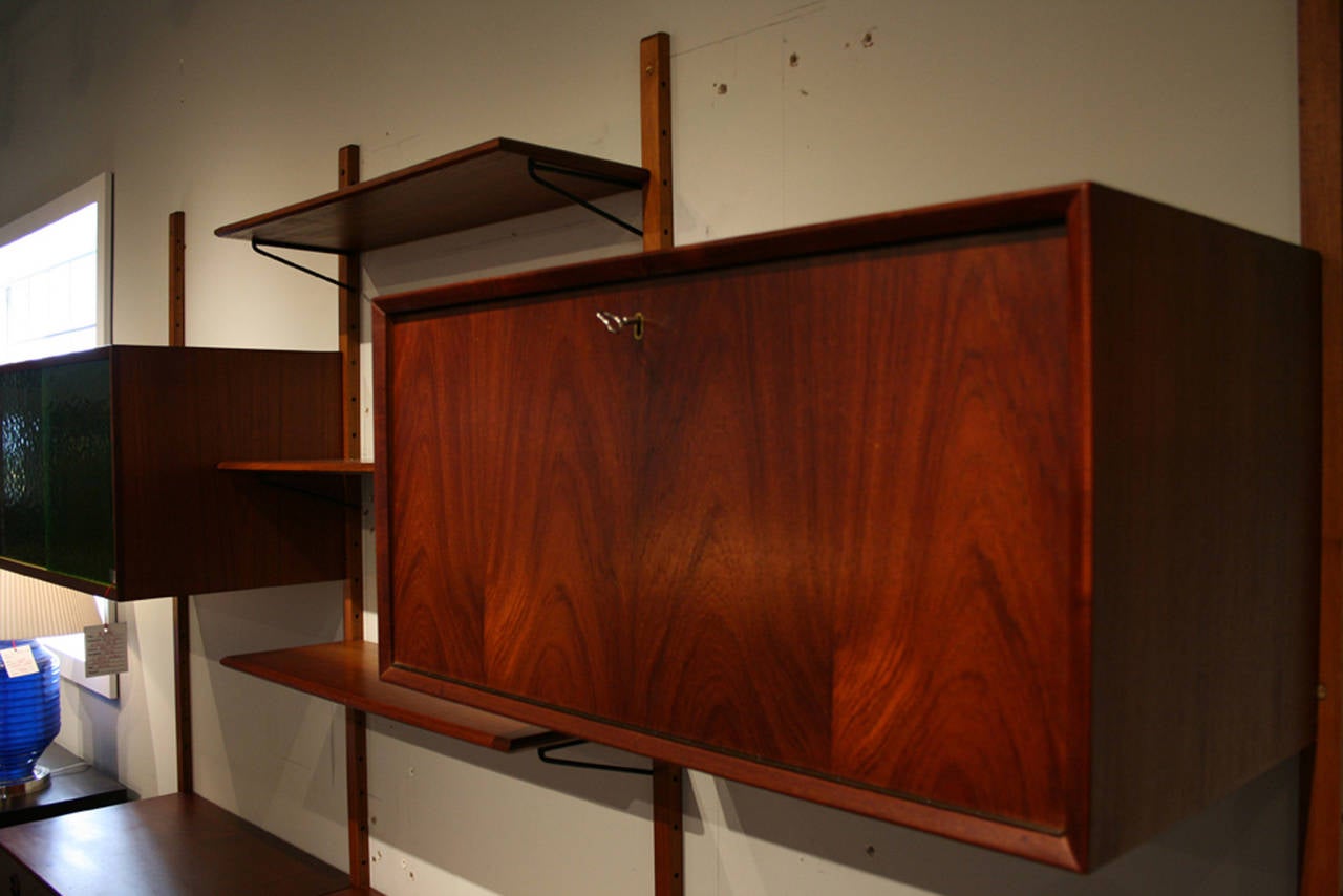 Dänische Mid Century Modern Teak Wand System Regal Bar Schrank im Zustand „Hervorragend“ in Vancouver, BC
