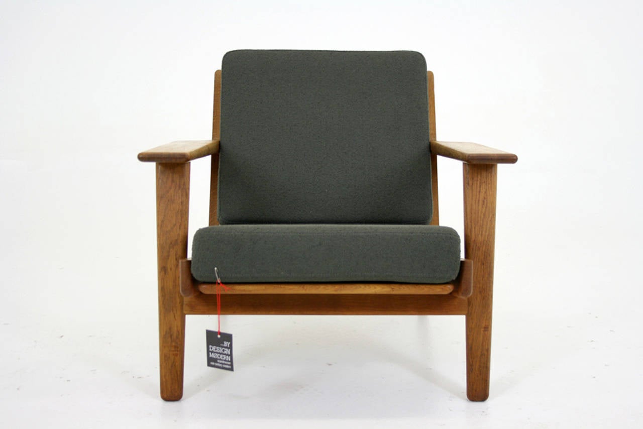 -Chêne:: GE 290 conçu par Hans Wegner pour Getama
-Récemment tapissé en tissu gris moyen avec des coussins en mousse
-Ensemble en excellent état vintage d'origine
-29″W x 30″D x 28″T
-L'expédition se fera par livraison à domicile avec enveloppe de
