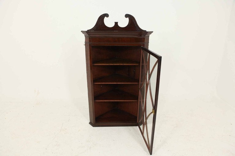 Georgian Mahogany Hanging Corner Cabinet In Good Condition In Vancouver, BC
