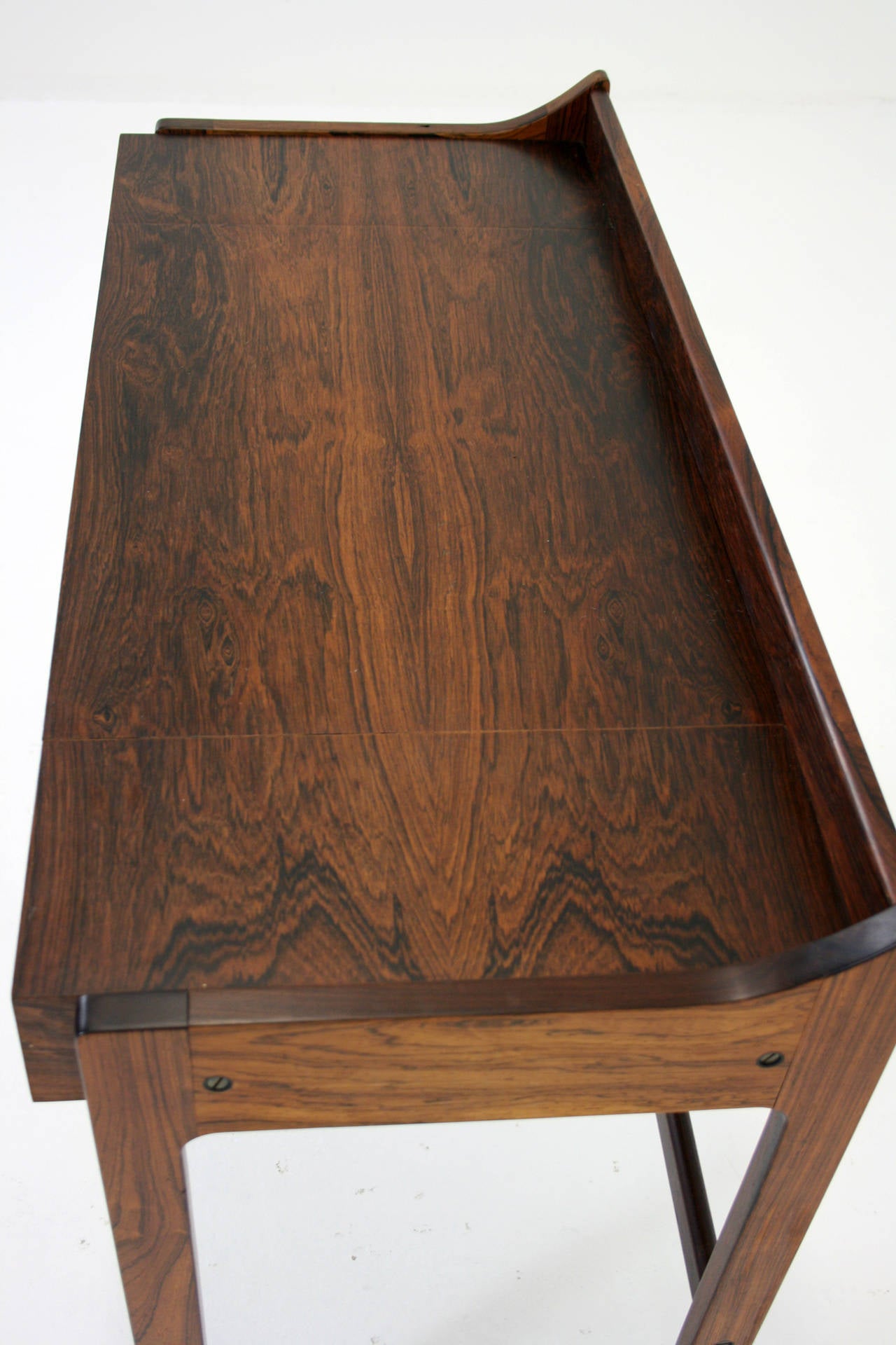 Danish Mid Century Modern Rosewood Vanity Table Desk Dresser Console In Excellent Condition In Vancouver, BC