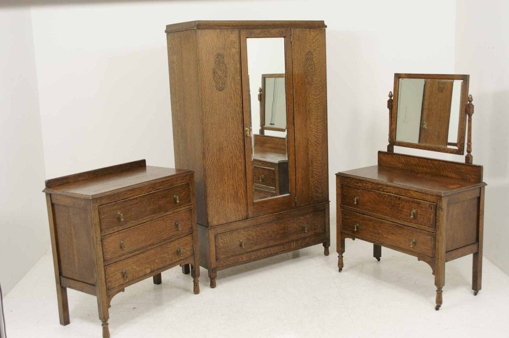 Oak 3-piece bedroom suite consisting of dressing chest with swing bevelled mirror, 2 drawers on turned legs (39