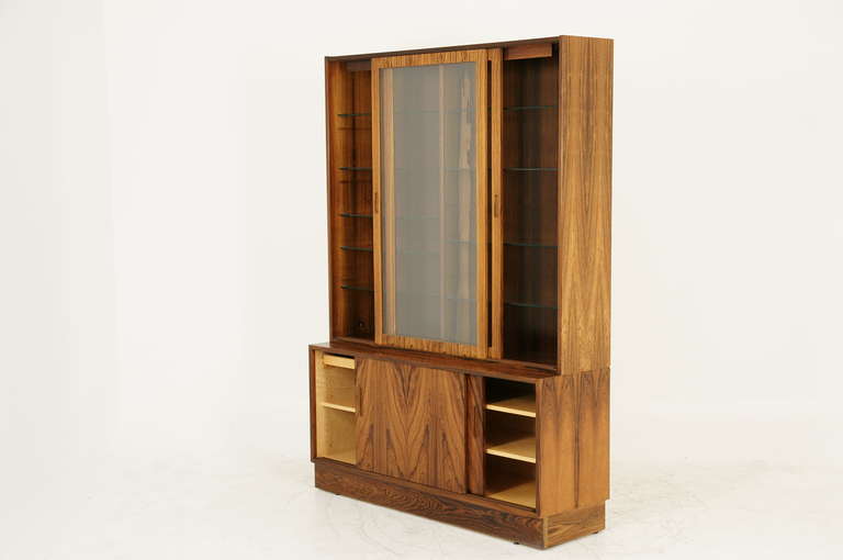 Rosewood Display Cabinet Bookcase by Hundevad C2137 In Excellent Condition In Vancouver, BC