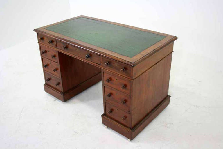 Antique Scottish Victorian Mahogany Double Pedestal Desk Writing Table In Excellent Condition In Vancouver, BC