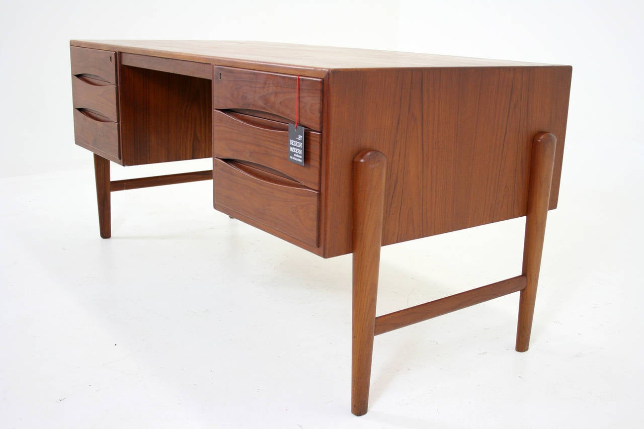 -$2295
-1960’s, Danish
-Solid teak & teak veneer construction
-Drawers slide well
-Open bookshelf along back
-Good quality, nice lines, few marks of use
-Very good original condition, some minor marks to top
-60″W x 31″D x 29.5″T
-Item
