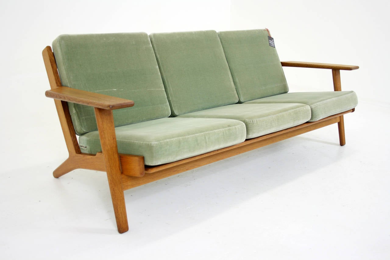 $4895.
Danish, 1950s.
Solid oak construction.
Designed by Hans Wegner for GETAMA.
Part of the GE 290 living room series.
Showing original cushions with some staining.
Overall in excellent original vintage condition.
Measures: 71.5″ L x 32″ D