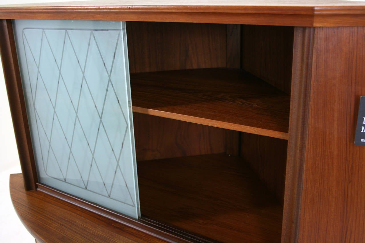 Danish Mid-Century Modern Teak Corner Cabinet or Bar Cupboard In Good Condition In Vancouver, BC