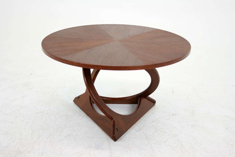 Danish teak round coffee table with a sunburst top, designed Georg Jensen, model Kubus. This coffee tables has three slanted half circle shaped legs beautifully connected into a triangle base, giving the coffee table an almost sculptural look. Table