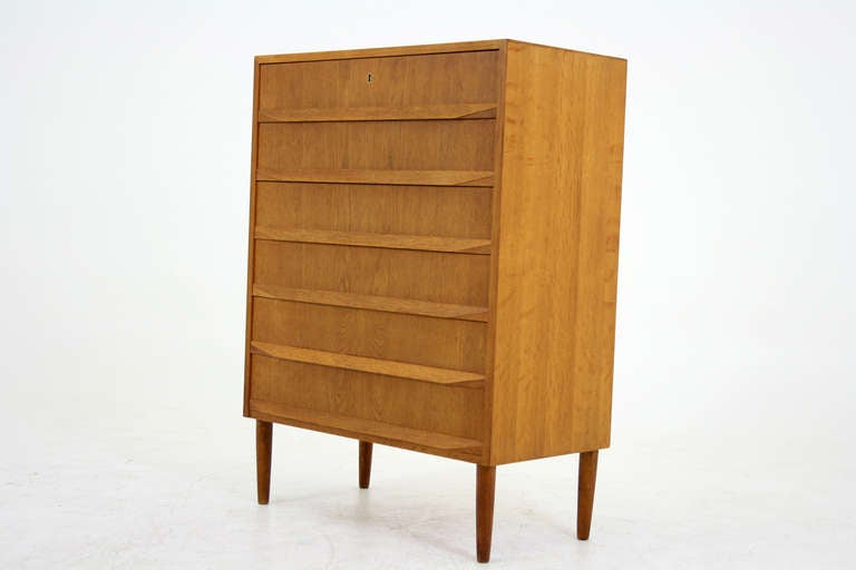 Danish oak dresser with six drawers from the 60′s. Clean, linear design to this handsome piece. Drawers are dovetailed and slide well and are very clean. In very good vintage condition. Shipping will be $140 by Greyhound. 302-24