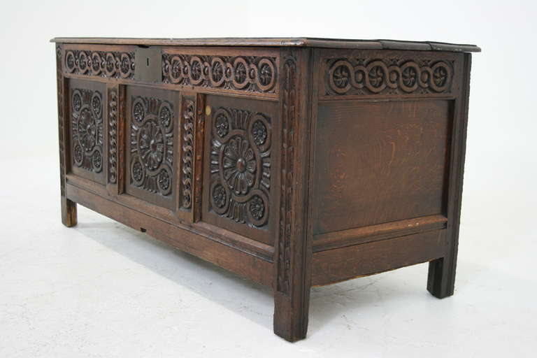 Antique Scottish 17th Century Carved Oak Coffer, Trunk or Blanket Box In Excellent Condition In Vancouver, BC