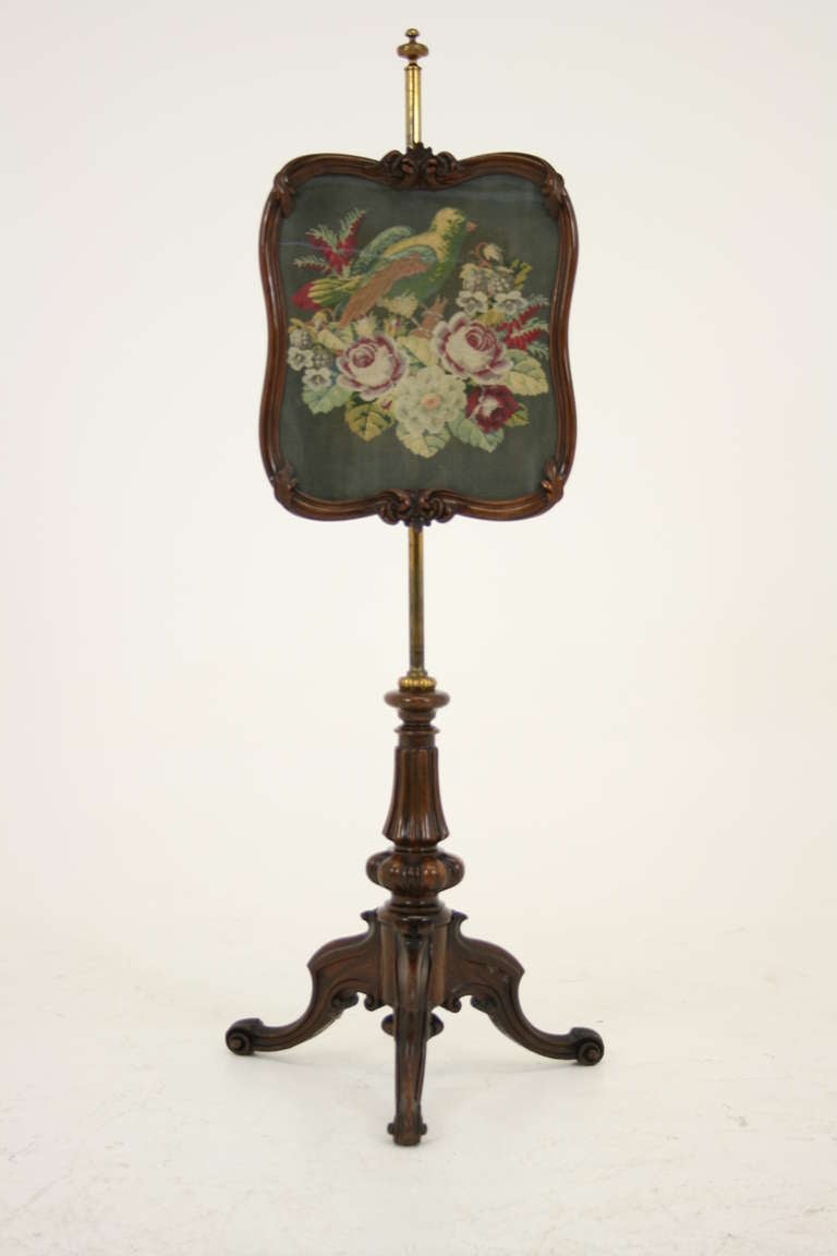 Antique Scottish Victorian Rosewood Adjustable Fire Screen Tripod Base In Excellent Condition In Vancouver, BC