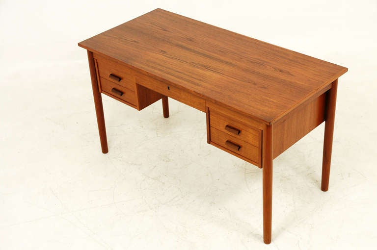 Mid-20th Century Teak Writing Desk 300-PA18(H)