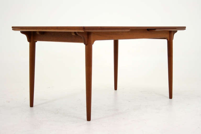 Another stunning piece by Omann Junior Mobelfabrik, this teak dining table is model 54 and designed by Gunni Omann in the 1960s. Two large leaves measure 21