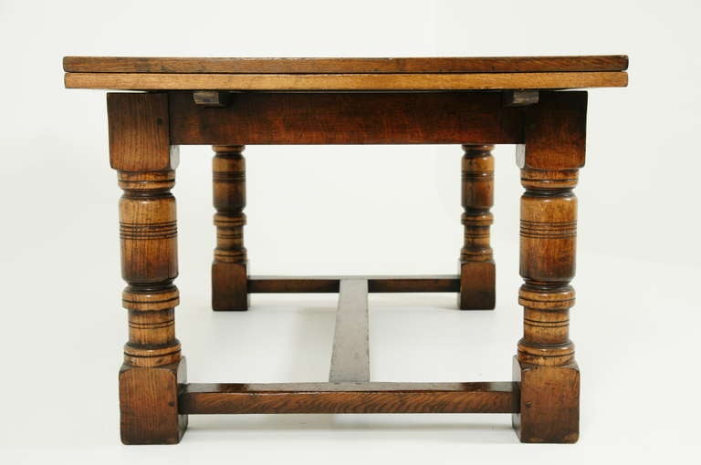 Large Antique Oak Extending Dining Table In Excellent Condition In Vancouver, BC