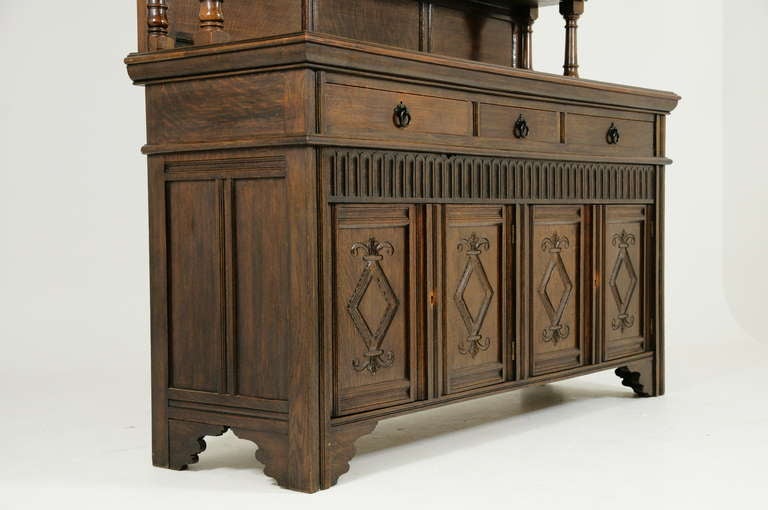 Very Large Early 20th Century Oak Welsh Dresser, Buffet, Hutch In Good Condition In Vancouver, BC