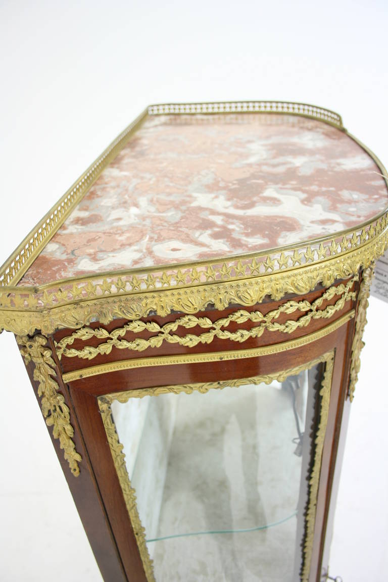 Vitrine ancienne française en marqueterie d'orfèvrerie:: porcelaine:: meuble de rangement 2