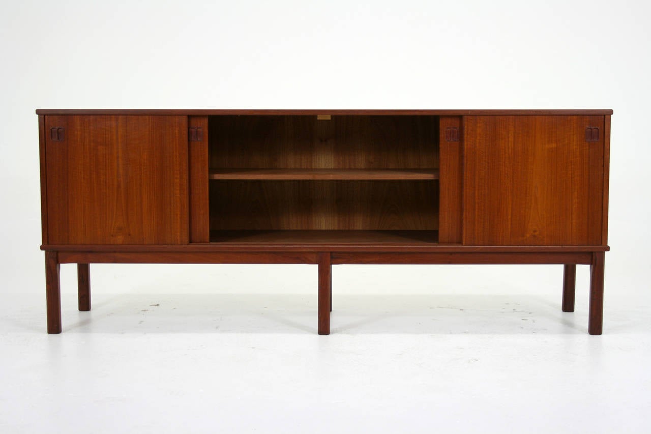-Danish, teak, 1960′s-70’s
-Beautiful finish, few small marks
-Adjustable shelving
-Shipping will be by white glove, home delivery service
-SS# or Tax Id # required for cross border purchase of this item.