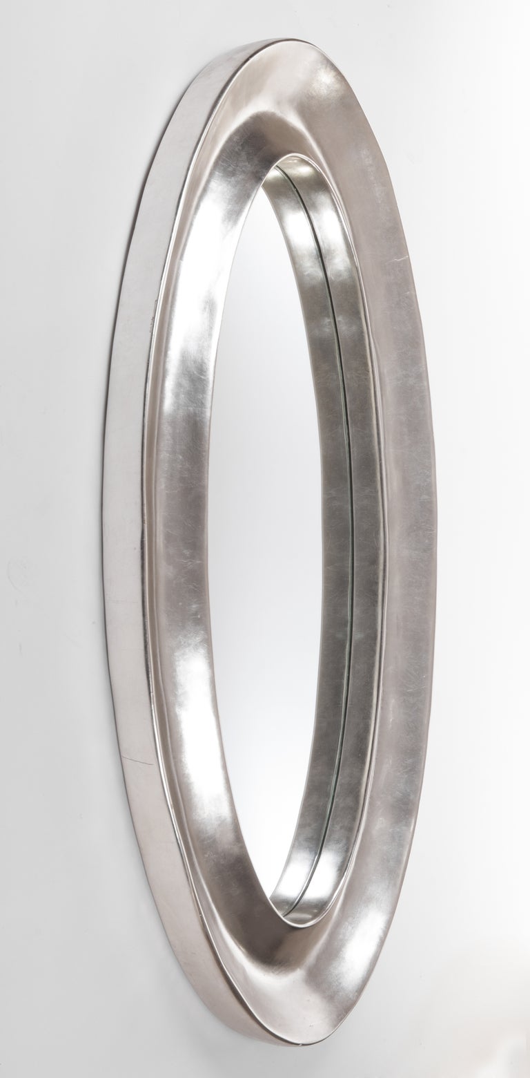 Monumentaler ovaler Spiegel aus Aluminium-Blatt-Gips (Moderne der Mitte des Jahrhunderts) im Angebot
