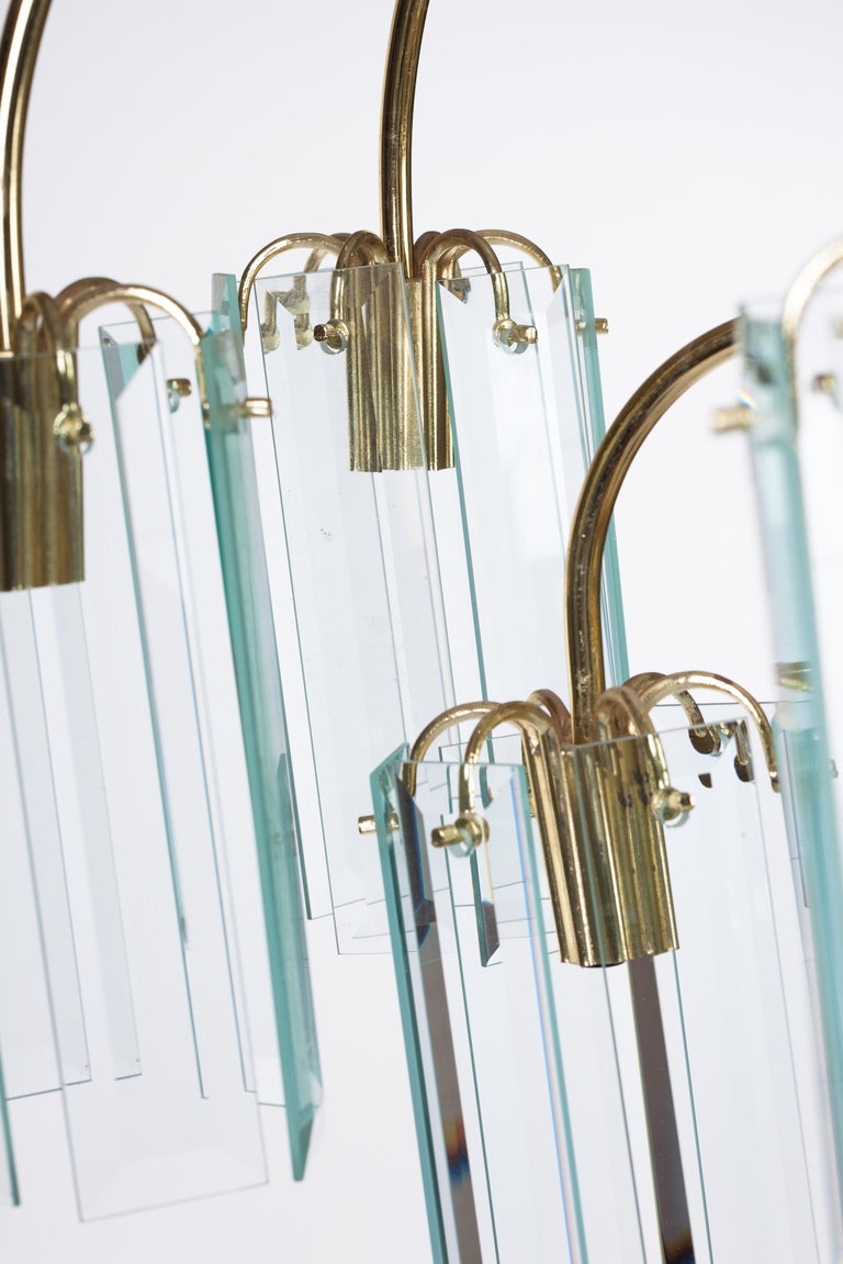 Wasserfall-Kronleuchter aus abgeschrägtem Glas und Messing (Moderne der Mitte des Jahrhunderts) im Angebot