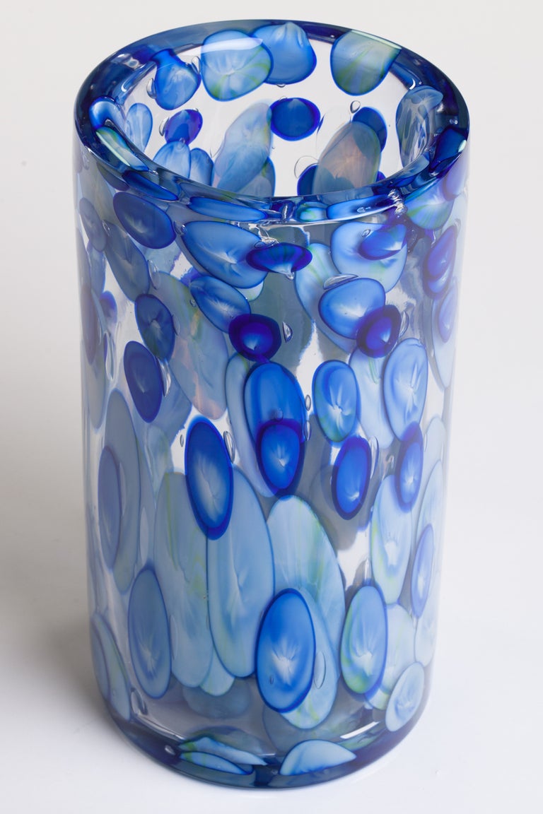 Monumental hand blown Murano glass vase by Italian glass artist Pino Signoretto, signed. Born in Venice in 1944, he was trained by glass master Alfredo Barbini and acheived the title of Maestro in 1960. Signoretto opened his own studio in 1978 in