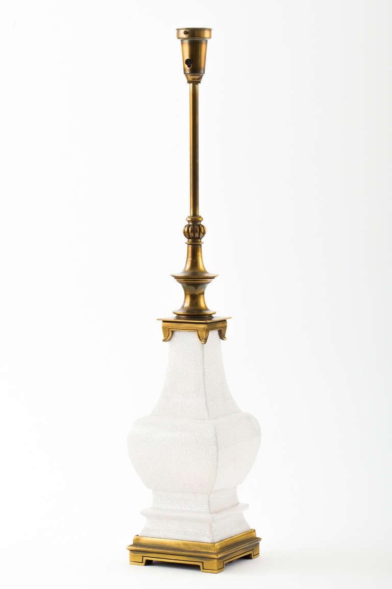 Hollywood-Regency-Lampen aus weißer Craquelure-Keramik und Messing  (Moderne der Mitte des Jahrhunderts) im Angebot