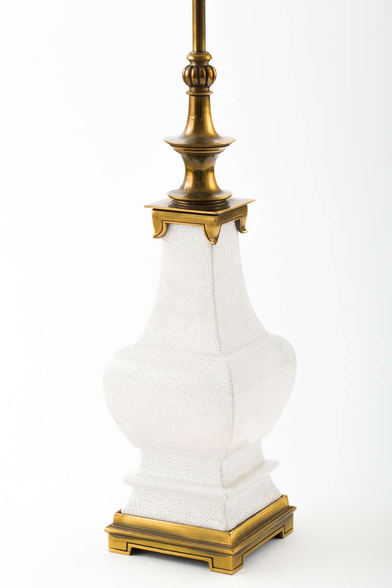Hollywood-Regency-Lampen aus weißer Craquelure-Keramik und Messing  (amerikanisch) im Angebot